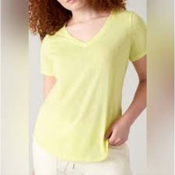 Athleta Breezy Scoop V Neck Tee Womens Size Medium Butter Yellow NWT - Picture 1 of 4